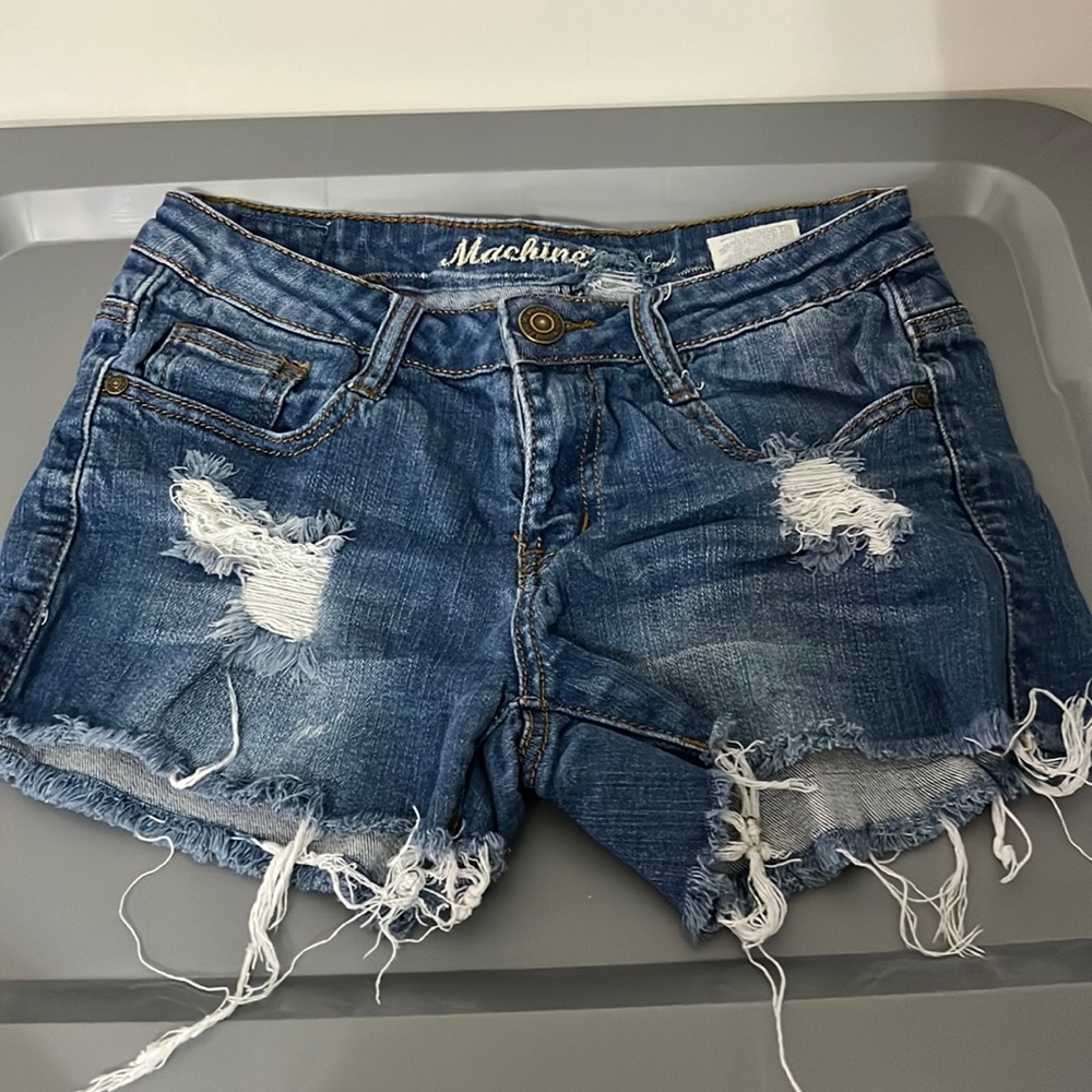 Women/juniors blue jean shorts.